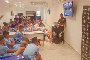 Οι παίκτες της Μικτής ακούνε τον προπονητή τους