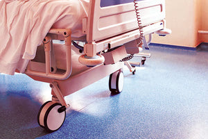 «Δούλεψα 40 χρόνια για να παλεύω τον καρκίνο με δανεικά;» λέει η γυναίκα