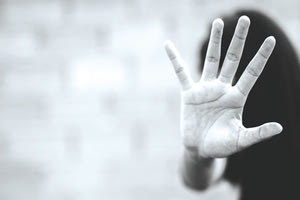 ανήλικη ενδοοικογενειακή βία