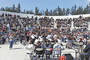 2.000 νέοι τραγούδησαν Μίκη Θεοδωράκη στο Αρκαλοχώρι