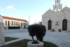 Η προτομή του οπλαρχηγού Ιωάννη Αϊνικολιώτη στον προαύλειο χώρο του Ιερού Ναού του Αγίου Γεωργίου Κοινότητας Σίβας