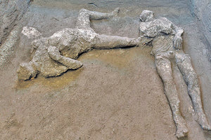 Αρχαιολόγοι ανακάλυψαν στα ερείπια της Πομπηίας τα λείψανα ενός πλούσιου κι ενός σκλάβου