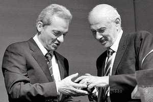 Ο αείμνηστος Άγγελος Δεληβορριάς με τον πρόεδρο της ΕΚΙΜ κ. Αλέξη Καλοκαιρινό