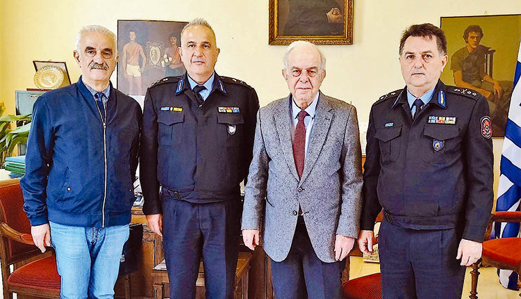Επίσκεψη υποστράτηγου του Πυροσβεστικού Σώματος στον δήμαρχο