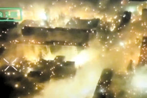 Γέμισε η πόλη λευκό φώσφορο