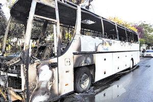 Κάηκαν 3 λεωφορεία