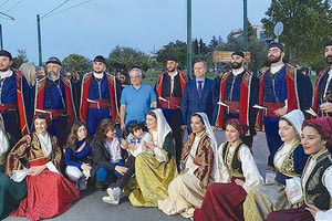 MAKE A WISH: Ο «Κρητικός» περίπατος της μικρής Δέσποινας στο κέντρο της Αθήνας