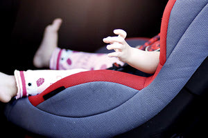 Μωρό στο ειδικό καθισματάκι