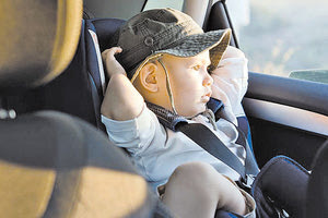 παιδιά μέσα σε κλειστά σταματημένα αυτοκίνητα