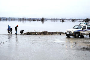Προσαγωγή πέντε αστυνομικών για τη διακίνηση μεταναστών