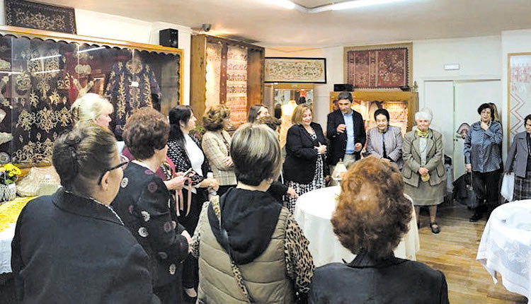 Σε έκθεση χειροτεχνίας ο Λευτέρης Αυγενάκης