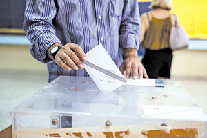 Στις κάλπες οι Έλληνες