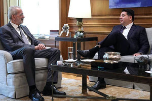 Ο πρωθυπουργός Ιωάννης Σαρμάς δέχθηκε χθες τον πρέσβη των Ηνωμένων Πολιτειών της Αμερικής Τζώρτζ Τζ. Τσούνης στο γραφείο του.