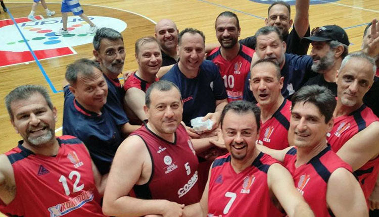   Ο αρχηγός της ομάδας 50+ του ΣΒΕΚΗ Δημήτρης Δότσιος παρέλαβε το κύπελλο για την πρώτη θέση στο πανελλήνιο