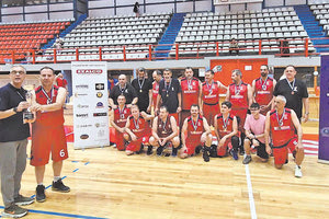 Ο αρχηγός της ομάδας 50+ του ΣΒΕΚΗ Δημήτρης Δότσιος παρέλαβε το κύπελλο για την πρώτη θέση στο πανελλήνιο