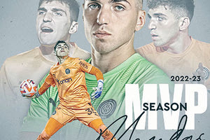 Τέλος εποχής για τον Απόστολο Διαμαντή στον ΟΦΗ. Ο 23χρονος κεντρικός αμυντικός μετά από τρία χρόνια λέει αντίο στην κρητική ομάδα και θα αναζητήσει την τύχη του εκτός απροόπτου στο εξωτερικό. Η υπόθεση έκλεισε χθες και τυπικά καθώς η πλευρά του ΟΦΗ επιβεβαίωσε ότι ο παίκτης δεν αποδέχθηκε την πρόταση του και αναπόφευκτα ήρθε το διαζύγιο. Το τέλος είχε προαναγγείλει από την προηγούμενη εβδομάδα ο Διευθύνων Σύμβουλος της ΠΑΕ Μηνάς Λυσάνδρου στην συνάντηση του με τους δημοσιογράφους. Είχε τονίσει ότι δύσκολα θα μείνουν στον ΟΦΗ τόσο ο Διαμαντής, όσο και ο Μπαλογιάννης. Ο ΟΦΗ έκανε πρόταση και στους δυο με τον Διαμαντή να απαντά αρνητικά. Η περίπτωση Μπαλογιάννη είναι διαφορετική. Η πρόταση έχει επίσης κατατεθεί στο τραπέζι εδώ και καιρό με τον παίκτη να έχει ζητήσει παραπάνω χρόνο για να απαντήσει με αποτέλεσμα η υπόθεση αυτή να είναι ακόμα ανοικτή. Ο Διαμαντής είπε το «αντίο» έχοντας σύμφωνα με πληροφορίες μια καλή πρόταση από ομάδα του εξωτερικού. Σύντομα αναμένεται να υπογράψει και να ανακοινωθεί ο πρώην πια αμυντικός του ΟΦΗ που από το 2020 που ήρθε στο Ηράκλειο αγωνίστηκε σε 79 επίσημα παιχνίδια του ΟΦΗ και σημείωσε τρία γκολ, τα δυο φέτος με Βόλο και ΠΑΟΚ και ένα πριν από 1,5 χρόνο κόντρα στον Ολυμπιακό. Στην διάρκεια της θητείας του στον ΟΦΗ αγωνίστηκε και στην Εθνική ομάδα των Ελπίδων στην οποία υπήρξε αρχηγός της. Μετά την οριστική αποχώρηση του Διαμαντή ο ΟΦΗ αναμένεται να προχωρήσει στην απόκτηση δυο κεντρικών μπακ που σύμφωνα με τις πληροφορίες είναι ξένοι. Στον σχεδιασμό υπάρχει ακόμα η απόκτηση ενός μέσου για τη θέση 6-8 και ενός αριστερού μπακ σε περίπτωση αποχώρησης του Μπαλογιάννη. MVP ο Μανδάς Ολοκληρώθηκε η ανοιχτή ψηφοφορία που διενεργήθηκε μέσω της επίσημης κοινότητας της ΠΑΕ ΟΦΗ στο Viber για τον πολυτιμότερο ποδοσφαιριστή της ομάδας κατά τη διάρκεια της αγωνιστικής σεζόν 2022-23. Ο Χρήστος Μανδάς αναδείχθηκε MVP του ΟΦΗ συγκεντρώνοντας ποσοστό 82%, με βάση τις ψήφους των φιλάθλων της ομάδας στην ViberCommunity! Εκτός από τον Χρήστο Μανδά, ο οποίος ήταν ο πολυτιμότερος ποδοσφαιριστής του ΟΦΗ στις ψηφοφορίες Οκτωβρίου και Νοεμβρίου, υποψήφιοι, με χρονολογική σειρά κατάκτησης του βραβείου “Player of the month“ της περιόδου που ολοκληρώθηκε, ήταν επίσης οι: Απόστολος Διαμαντής, Νουά Ντίκο, Γιον Τοράλ και Μάρκο Μπάκιτς.