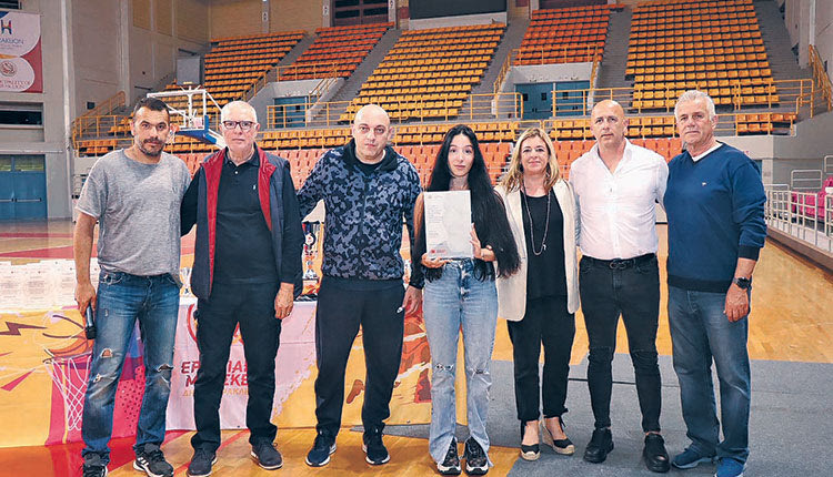   Η κόρη του Νίκου Τούλη,  Κορίννα (μέση), κρατάει την πλακέτα με την οποία   ο δήμος τίμησε τον εκλιπόντα πατέρα της