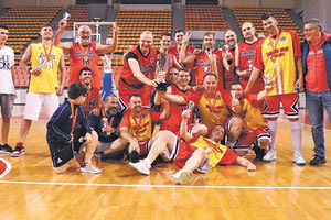 Η ομάδα του σκακιστικού πανηγυρίζει τον τίτλο