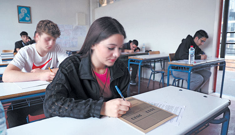 Στη μάχη των πανελληνίων ρίχνονται σήμερα περίπου 5.000 υποψήφιοι 
Γενικών Λυκείων στην Κρήτη. 
