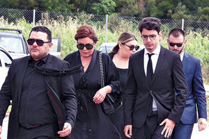 Με Καζαντζίδη τον αποχαιρέτησαν! Τον Θεόδωρο Πάγκαλο αποχαιρέτησαν χθες το μεσημέρι στην αίθουσα τελετών του αποτεφρωτηρίου Ριτσώνας η οικογένειά του, δεκάδες φίλοι και συγγενείς.