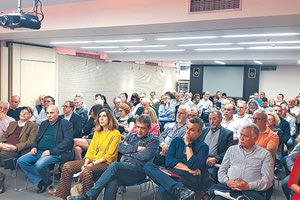 Είχε ενδιαφέρον η συνεδρίαση της διευρυμένης ΝΕ Ηρακλείου με τους 11 υποψηφίους βουλευτές, τους συντονιστές των ΟΜ, τα μέλη της ΚΕ, την υπεύθυνη από το Οργανωτικό Ελένη Γιακουμάκη και εισηγητή τον Κώστα Ζαχαριάδη. Ειπώθηκαν διάφορα για την ήττα, οι τόνοι όμως ήταν χαμηλοί γιατί συμφώνησαν ότι προέχει η μάχη της 25ης Ιουνίου…