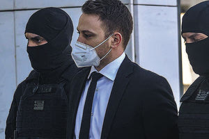 Ο καταδικασμένος σε πρώτο βαθμό γυναικοκτόνος της Καρολάιν Κράουτς μεταφέρθηκε το βράδυ της Πέμπτης, με έκτακτη μεταγωγή, από τον Κορυδαλλό στις φυλακές Μαλανδρινού, όπου είχε στηθεί ειδικό εξεταστικό κέντρο για τους κρατούμενους