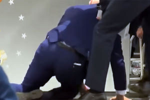 Αναστάτωση στη φρουρά του προκάλεσε η πτώση του Αμερικανού προέδρου Τζο Μπάιντεν, αμέσως μετά το τέλος ομιλίας του σε εκδήλωση αποφοίτησης στην Ακαδημία της Πολεμικής Αεροπορίας στο Κολοράντο.