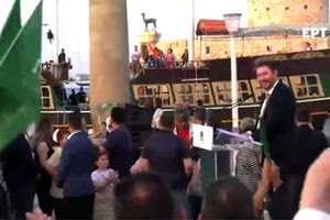 Ένα ευχάριστο στιγμιότυπο καταγράφηκε στη χθεσινή ομιλία του προέδρου του ΠΑΣΟΚ-Κινήματος Αλλαγής Νίκου Ανδρουλάκη στη Ρόδο.