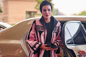 Είναι η Μόζα μπιντ Νάσερ αλ Μισνέντ, ετών 63! Είναι η εμίρισσα του Κατάρ και μητέρα του σημερινού εμίρη.  Έχει αποκτήσει 7 παιδιά, ηλικίας από 32 έως 45 ετών.