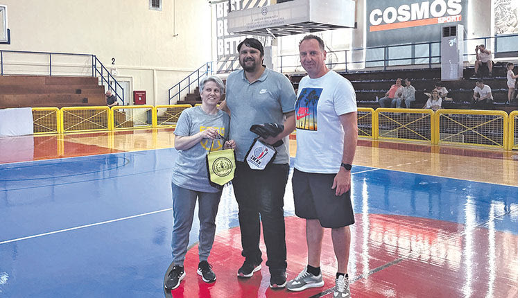   Αναμνηστικά λάβαρα από τους παλαίμαχους στον Ρικάρντο Ευαγγελινό