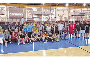 Οι παλαίμαχοι του ΣΒΕΚΗ και του Εργοτέλη με τους διαιτητές και τους κριτές του φιλανθρωπικού φιλικού αγώνα