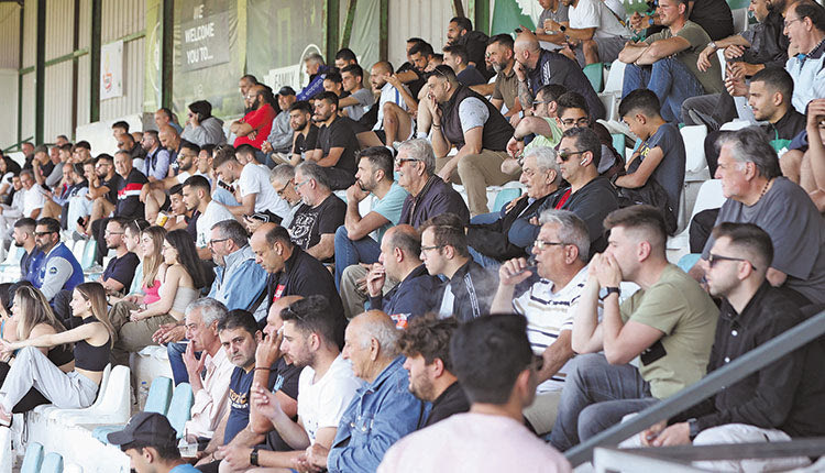  Ωραία ατμόσφαιρα από οπαδούς και των δύο ομάδων στο Ατσαλένιο