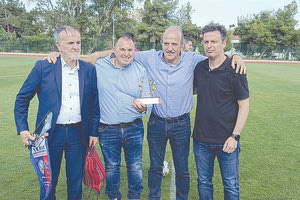 Η διοίκηση της ΕΠΣΗ έδωσε και αναμνηστικά στους αντιπάλους