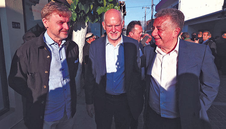 Ο Γιώργος Παπανδρέου με το γιο του Ούλαφ Πάλμε Γιόακιμ και τον περιφερειάρχη Κρήτης