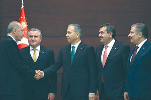 Αλλαγές κι εκπλήξεις στη νέα κυβέρνηση του Ερντογάν