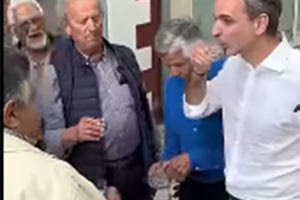 .  Σε χαλαρή διάθεση, ο κ. Μητσοτάκης παραδέχεται ότι μία από τις προκλήσεις όταν περιοδεύει κανείς στην Κρήτη είναι πώς θα αντιμετωπίσει τα συνεχή κεράσματα ρακής. Ο ίδιος, που δεν πίνει γενικά πολύ, ίσα-ίσα βρέχει τα χείλη του.