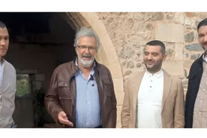 Μοναδική φιλοξενία στη Σητεία. Καλωσόρισμα με αγκινάρα και ρακή για τους Master Chef, οι οποίοι βρέθηκαν στο Μοναστήρι του Τοπλού για τις ανάγκες των γυρισμάτων του τελικού του φετινού παιχνιδιού, από τον ηγούμενο Αμβρόσιο Σκαρβέλη και τον δήμαρχο Σητείας κ Γιώργο Ζερβάκη.