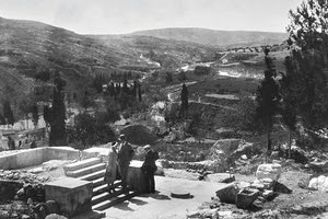 ΦΩΤΟΗΜΕΡΑΣ: Φωτογραφία από την Κνωσό προπολεμικά (1935-1937). Πηγή αρχείο Knudsen & Co.