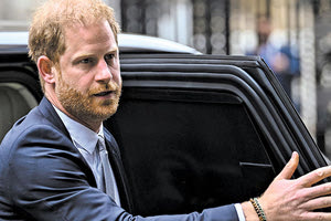 Ιστορικής σημασίας διαστάσεις έχει η δίκη που λαμβάνει χώρα στο Ανώτατο Δικαστήριο του Λονδίνου με αντίδικους ένα μέλος της βασιλικής οικογένειας, τον πρίγκιπα Χάρι, που έχει στραφεί κατά του μιντιακού ομίλου MGN, που εκδίδει τις εφημερίδες Daily Mirror, Sunday Mirror και Sunday People.