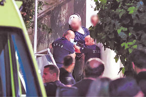 Ο πατέρας χύμηξε πάνω στον ένοπλο γιο του για να μην αυτοκτονήσει