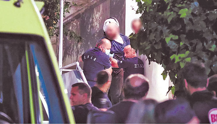 Ο πατέρας χύμηξε πάνω στον ένοπλο γιο του για να μην αυτοκτονήσει
