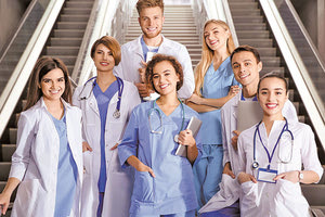 Στις χαμηλότερες κλίμακες της Ευρώπης οι αμοιβές των Ελλήνων γιατρών