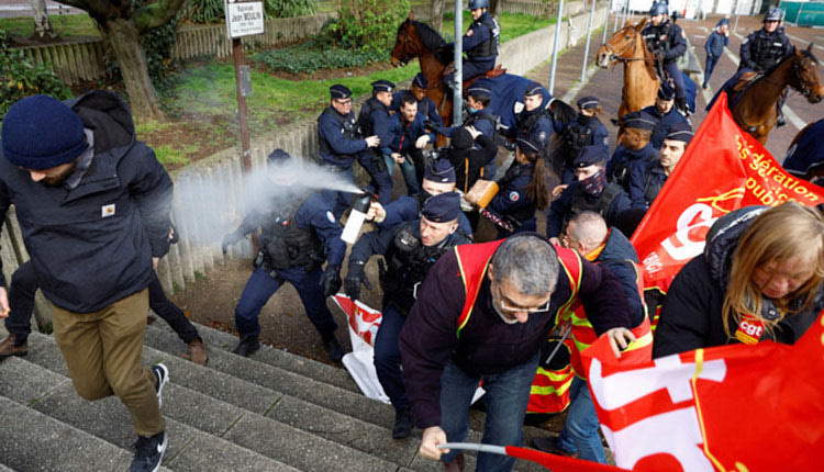 ΓΑΛΛΙΑ: Ο κόσμος βγήκε με τις κατσαρόλες στο δρόμο