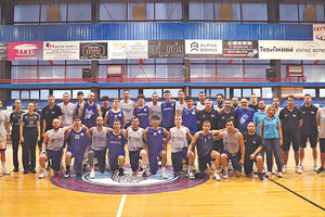 Η Εθνική Κωφών με τους παίκτες του «Ηράκλειο» ΟΑΑ μετά το φιλικό που έδωσαν προχθές