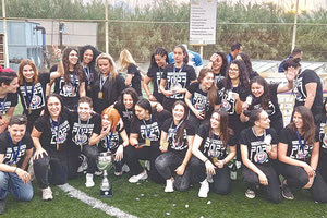 Οι παίκτριες του Candia πανηγυρίζουν τον τίτλο τους