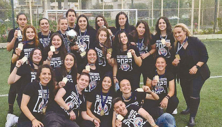 Οι παίκτριες του Candia πανηγυρίζουν τον τίτλο τους