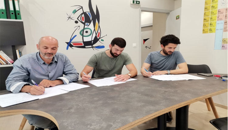 Οι χημικοί του «Ιδιαίτερον» Νιράκης Μανώλης, Μαρκάκης 
Γιώργος, Γενετζάκης Μιχάλης