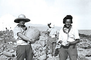 ΦΩΤΟΗΜΕΡΑΣ: Αρχαιολογικός χώρος Μαλίων 1925. Γαλλίδες αρχαιολόγοι στις ανασκαφές με τα ευρήματα.