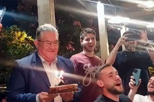 Άνετος και ακομπλεξάριστος εμφανίστηκε σε μαγαζί της Θεσσαλονίκης ο γενικός γραμματέας του ΚΚΕ, Δημήτρης Κουτσούμπας.