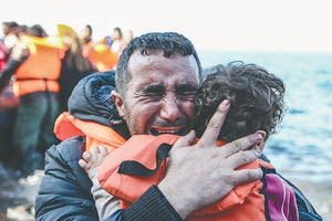 για πρώτη φορά θεσπίζεται υποχρεωτικός μηχανισμός αλληλεγγύης, ώστε τα κράτη-μέλη να διαμοιράζονται ισότιμα τα βάρη, καθώς «κανένα κράτος-μέλος δεν μπορεί να αντιμετωπίσει μόνο του τις προκλήσεις της μετανάστευσης»